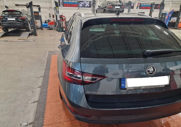 Skoda Superb cena 70900 przebieg: 198445, rok produkcji 2016 z Warszawa małe 781